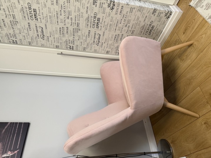Sprzedam fotel w kolorze pudrowego różu