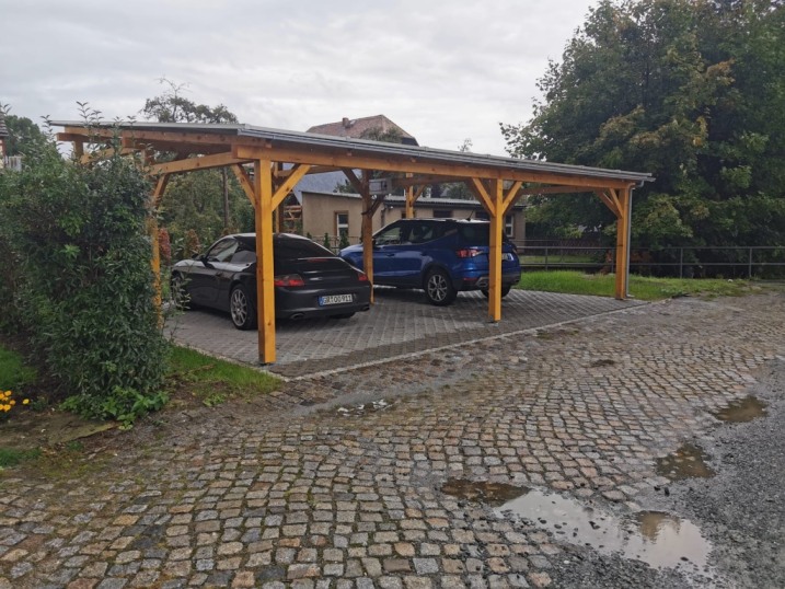 Wiata z dachem z paneli fotowoltaicznych – 9,9 kWp + magazyn 10 kWh