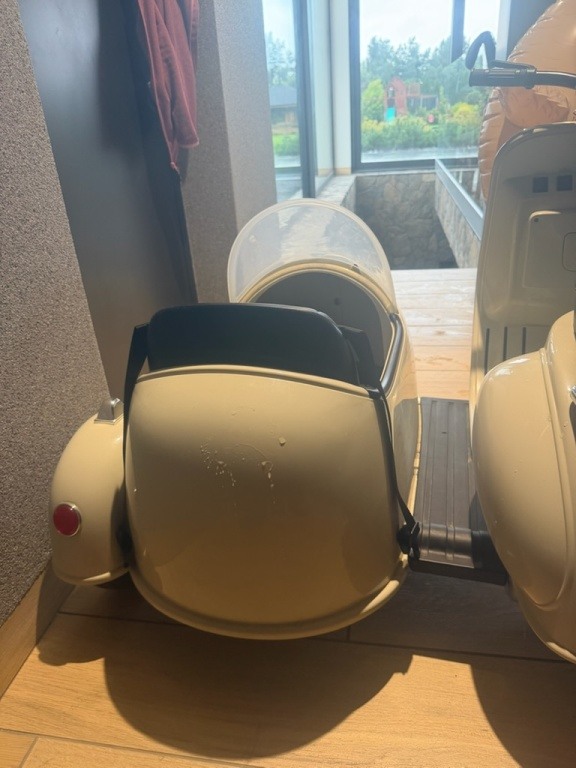 Sprzedam duży elektryczny skuter dla dzieci Vespa z wózkiem bocznym sidecar - super stan, cena 699 do negocjacji . 789 116 581