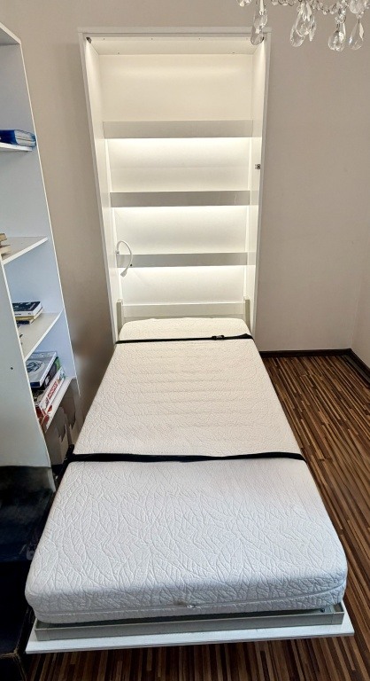 Składane łóżko z materacem – 700 zł