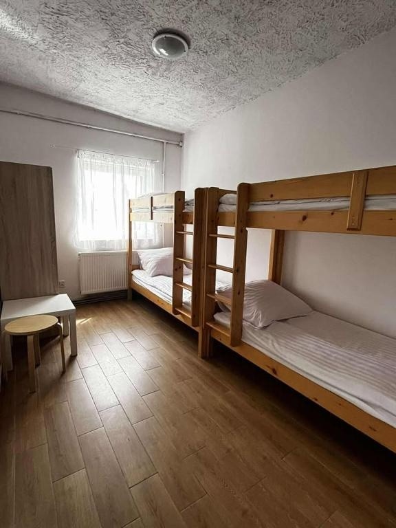 Szukasz noclegu dla pracowników w dobrej lokalizacji? Komfort i pełne wyposażenie.
