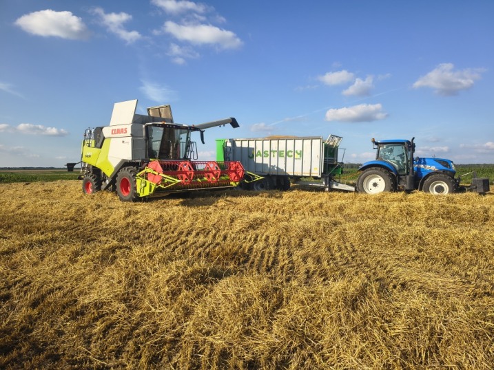 Usługowe Koszenie zboża. Nowy kombajn Claas Trion 520