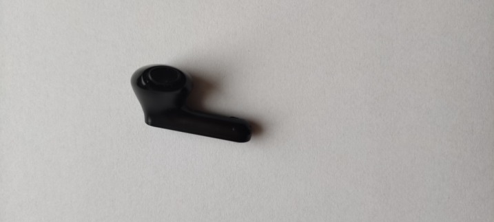 Znaleziona słuchawka bezprzewodowa prawa w kolorze czarnym.