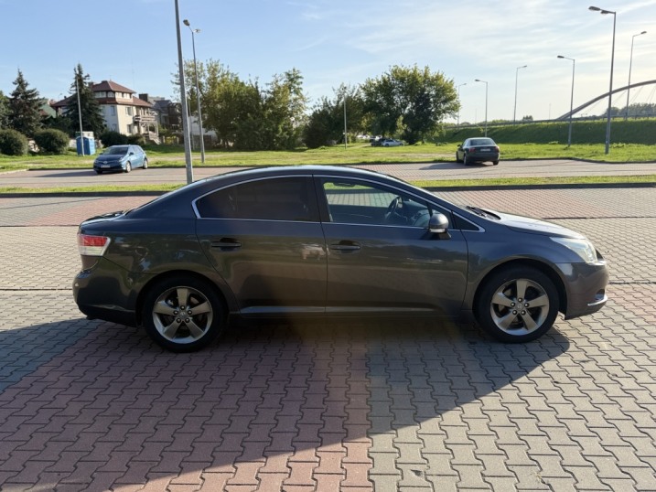 Toyota Avensis T27 2.0 D4D 2009r. Sedan manual 6 biegów