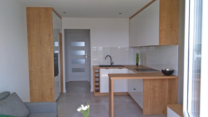 Na sprzedaż mieszkanie o powierzchni 48 m², na ulicy Goworowskiej znajdujące się w centrum miasta, dzięki czemu wszędzie jest blisko - w pobliżu znajdują się sklepy, szkoły, przedszkola oraz inne potrzebne punkty usługowe. Mieszkanie znajduje się na 6 pię