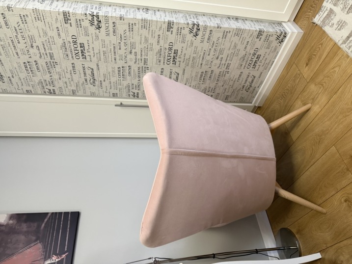 Sprzedam fotel w kolorze pudrowego różu