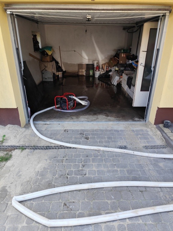 Wypompowanie wody z pomieszczeń, samochodów i innych i osuszanie
