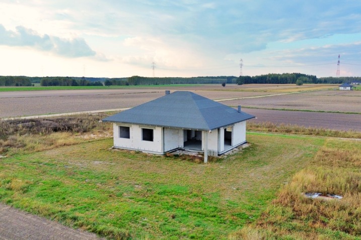 Kompaktowy dom parterowy w Przytułach Starych