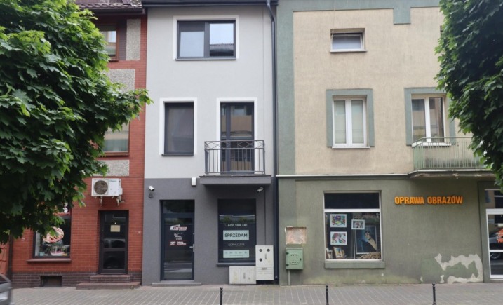 Dwa mieszkani i lokal usługowy