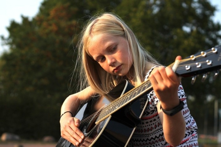 NAUKA GRY NA GITARZE SKUPIONA NA PRAKTYCE I ROZWIJANIU PASJI