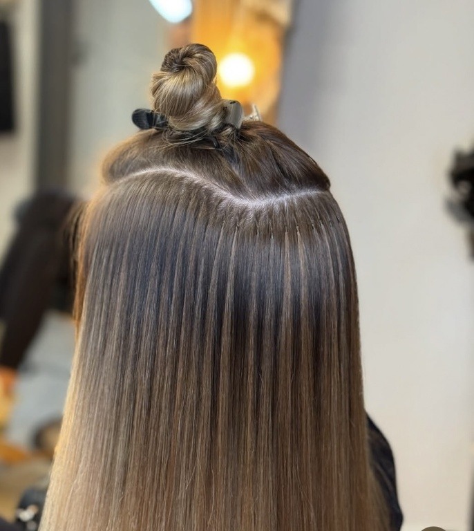 Przedłużanie włosów metodą mini kapsułki