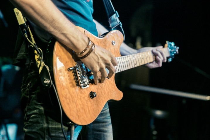 NAUKA GRY NA GITARZE SKUPIONA NA PRAKTYCE I ROZWIJANIU PASJI