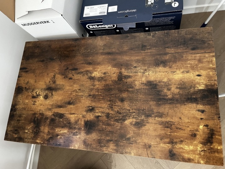 Piękny stolik w stylu loftowym