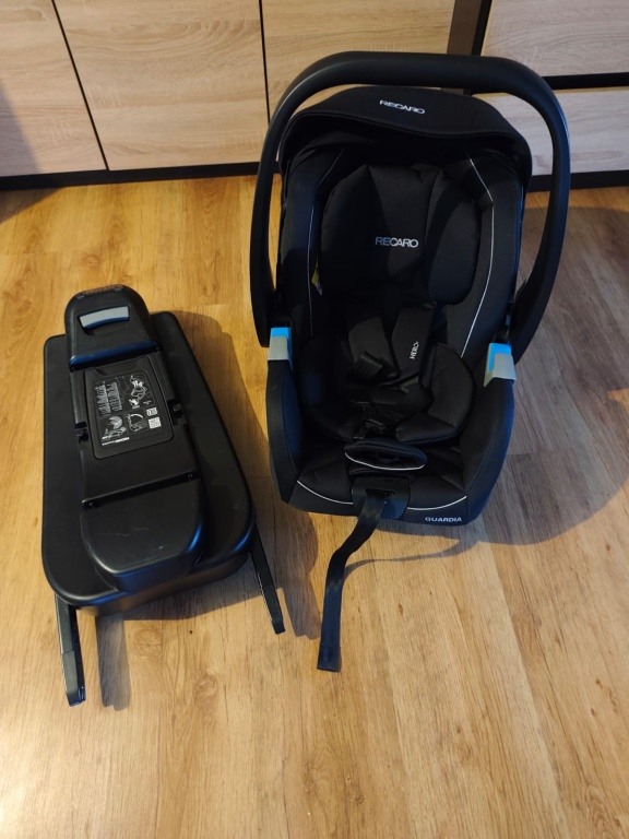 Fotelik samochodowy Recaro z bazą ISOFIX