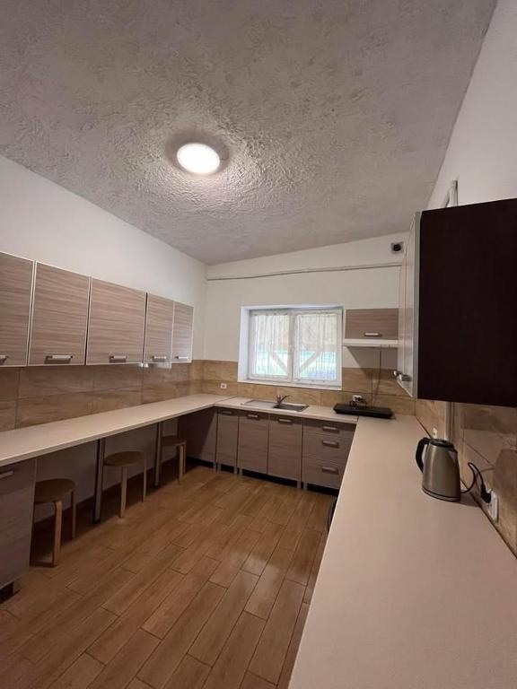 Szukasz noclegu dla pracowników w dobrej lokalizacji? Komfort i pełne wyposażenie.