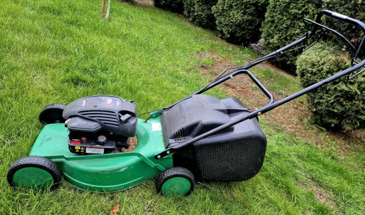 Tanio - kosiarka spalinowa Gardenline z pojemnym koszem