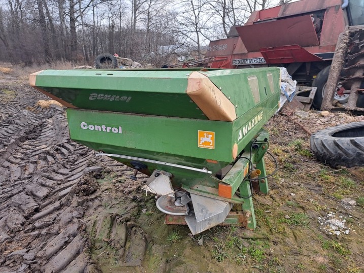 rozsiewacz amazone 2500kg/ i siewnik do kukurydzy talerzowy