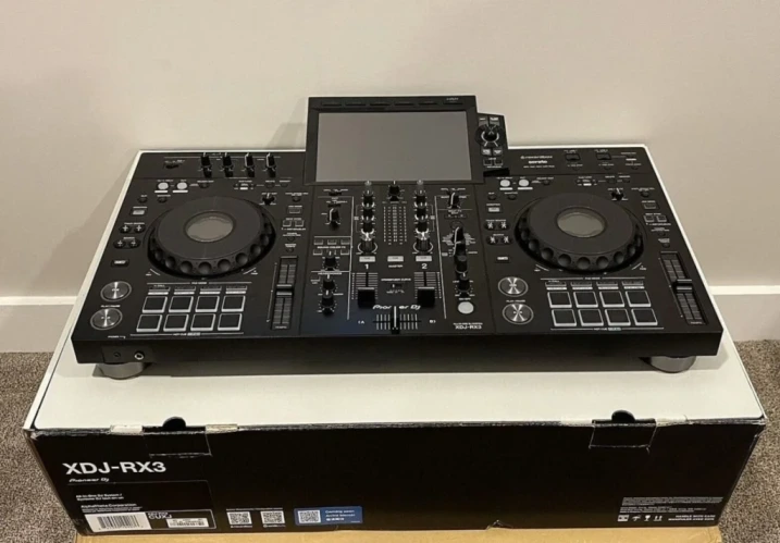 Fabrycznie nowe, oryginalne produkty: Pioneer DDJ-1000, Pioneer DDJ-1000SRT, Pioneer DJ XDJ-RX3, Pioneer XDJ-XZ, Pioneer DJ DDJ-REV7, Pioneer CDJ-3000, Pioneer CDJ-2000NXS2, Pioneer DJM-900NXS2, Pioneer DJM-V10, Pioneer DJM-S11
