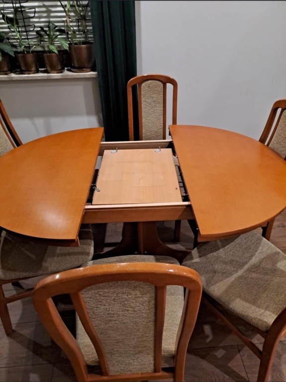 stół rozkładany z krzesłami