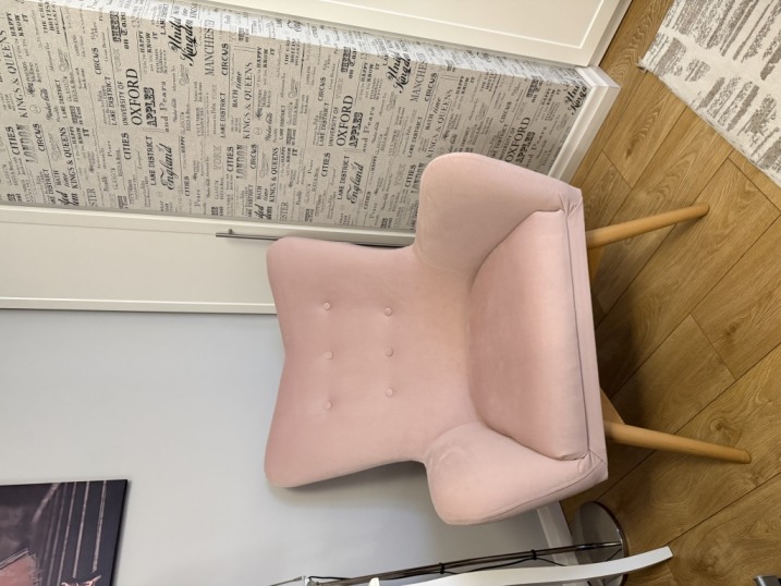 Sprzedam fotel w kolorze pudrowego różu