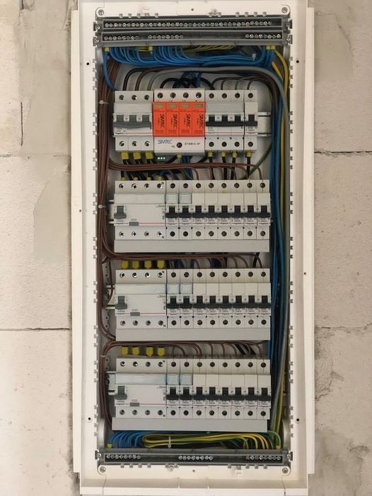 Elektryk. Instalacje.