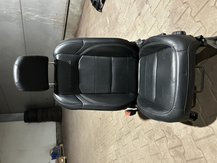 Sprzedam komplet skórzanych foteli do Jeep Wrangler JL 18