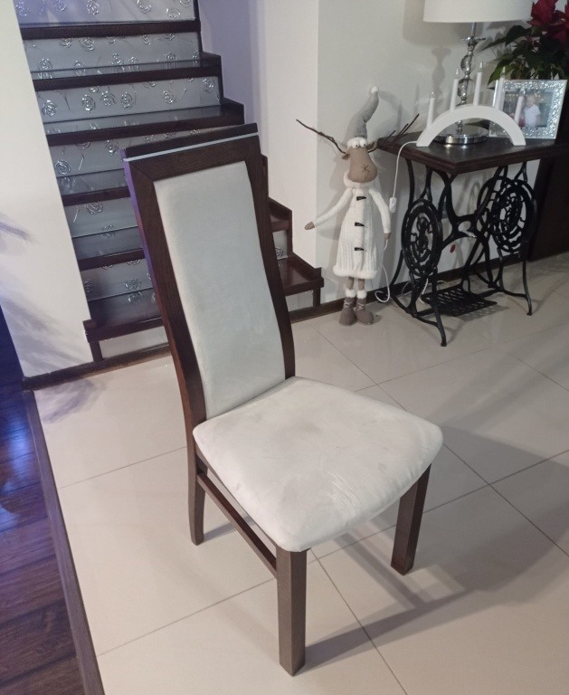 Białe drewniane  krzesła