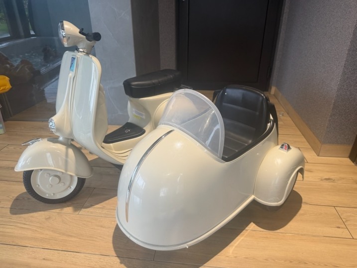 Sprzedam duży elektryczny skuter dla dzieci Vespa z wózkiem bocznym sidecar - super stan, cena 699 do negocjacji . 789 116 581
